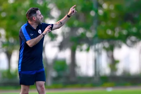 قبل الودية الأخيرة.. يانيك فيريرا يجتمع باللاعبين في مران الزمالك